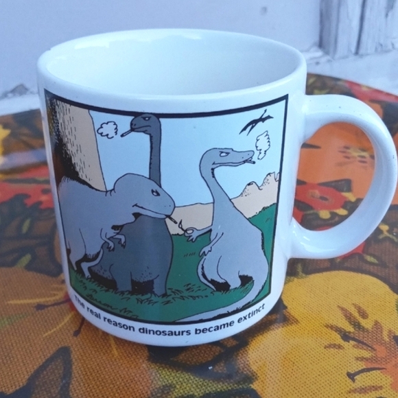 VINTAGE 1982 FAR SIDE MUG SMOKING DINOSAIRS